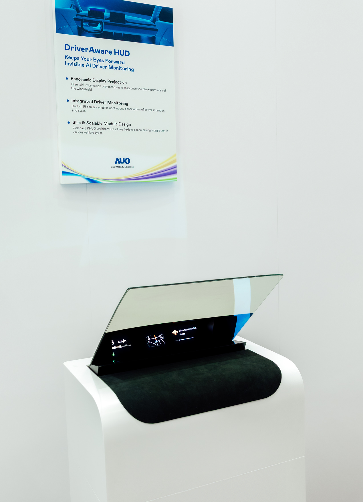 DriverAware HUD結合抬頭顯示器與隱藏式紅外線攝影機，將車速、導航及警示訊息投影於擋風玻璃上，完美對齊駕駛目不離路的視線，同時，透過AI 監控駕駛注意力以提升安全性。
